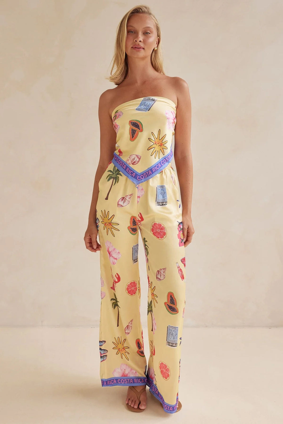 Kvinnors jumpsuit med lekfulla tropiska mönster och elastisk topp Mirla-Eva Jonsson