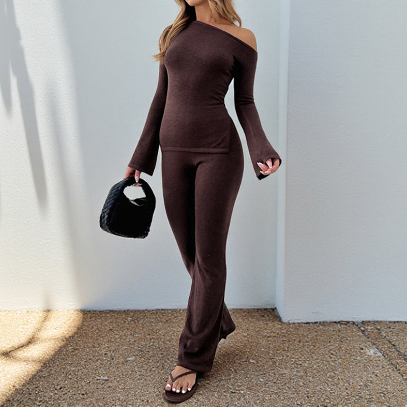 Kvinnors jumpsuit med off-shoulder design och trendig utsvängd klipp-Eva Jonsson