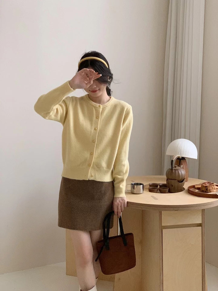 Kvinnors kappa med eleganta knapppdetaljer och mjukt material Mirla-Eva Jonsson