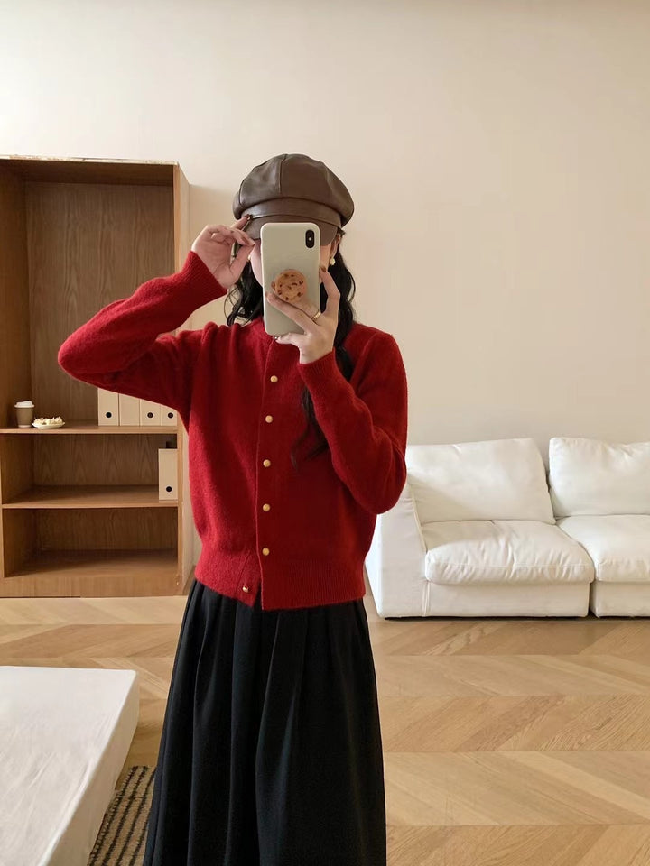 Kvinnors kappa med eleganta knapppdetaljer och mjukt material Mirla-Eva Jonsson
