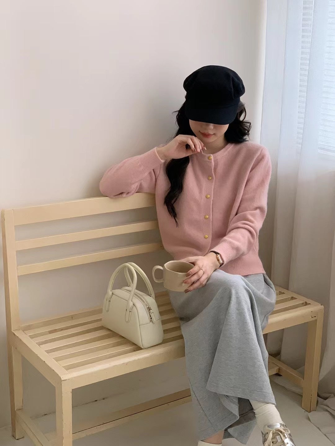 Kvinnors kappa med eleganta knapppdetaljer och mjukt material Mirla-Eva Jonsson
