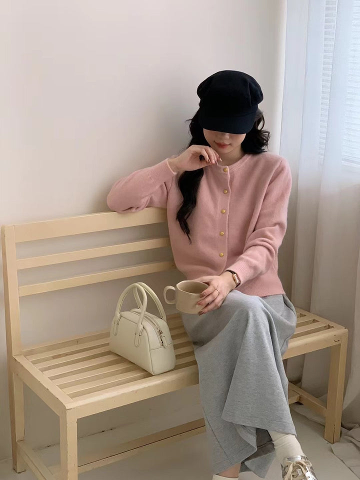 Kvinnors kappa med eleganta knapppdetaljer och mjukt material Mirla-Eva Jonsson