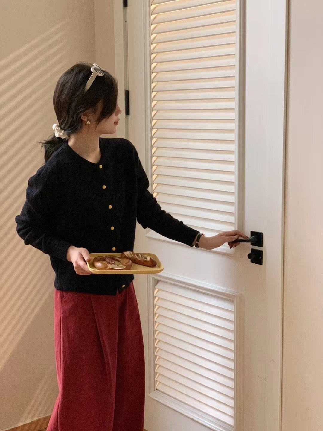 Kvinnors kappa med eleganta knapppdetaljer och mjukt material Mirla-Eva Jonsson