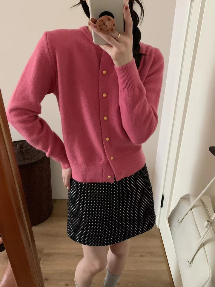 Kvinnors kappa med eleganta knapppdetaljer och mjukt material Mirla-Eva Jonsson