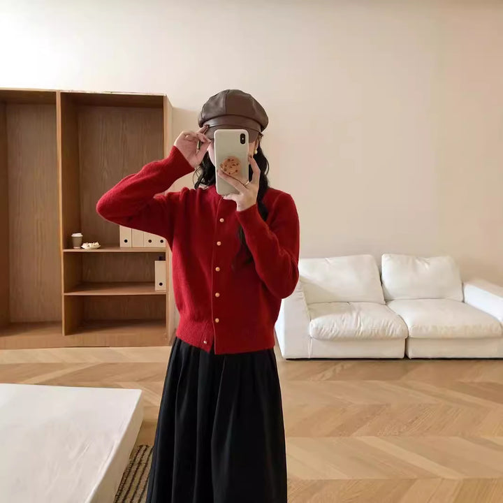Kvinnors kappa med eleganta knapppdetaljer och mjukt material Mirla-Eva Jonsson