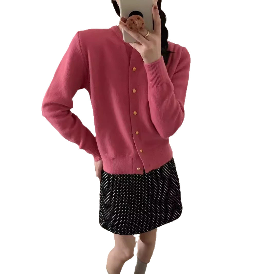 Kvinnors kappa med eleganta knapppdetaljer och mjukt material Mirla-Eva Jonsson