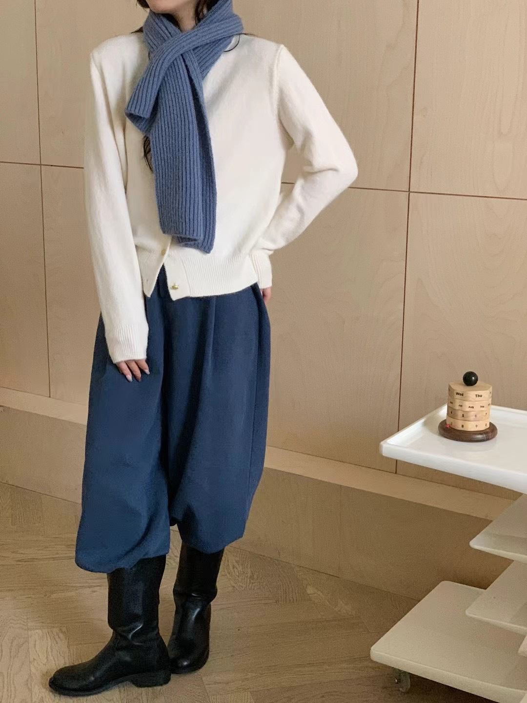 Kvinnors kappa med eleganta knapppdetaljer och mjukt material Mirla-Eva Jonsson