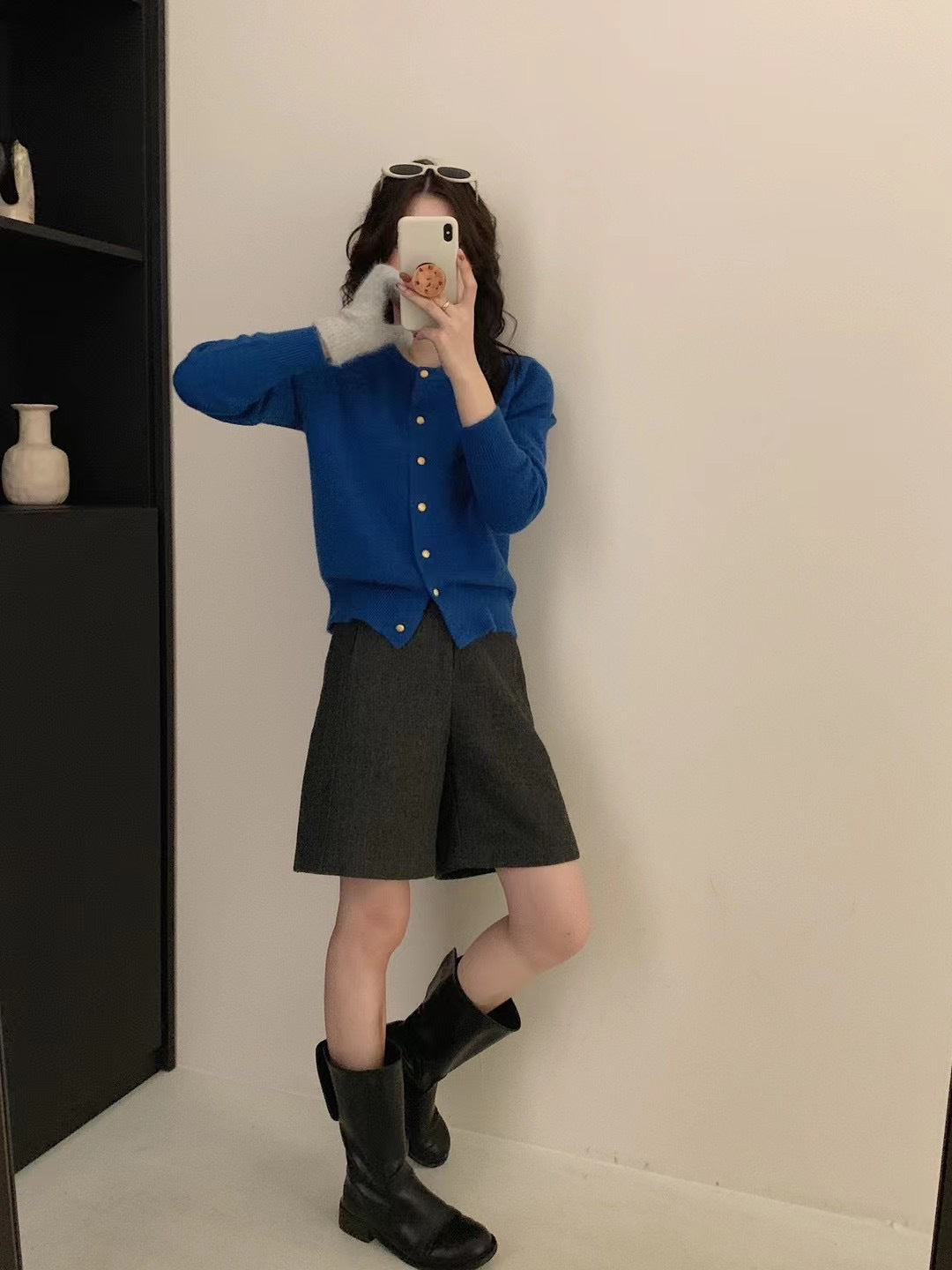 Kvinnors kappa med eleganta knapppdetaljer och mjukt material Mirla-Eva Jonsson