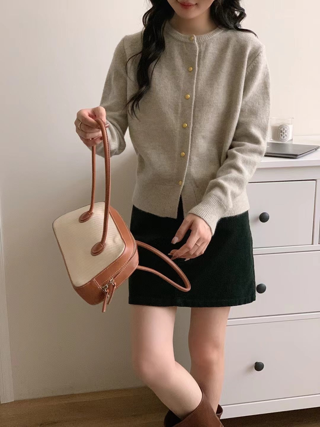 Kvinnors kappa med eleganta knapppdetaljer och mjukt material Mirla-Eva Jonsson