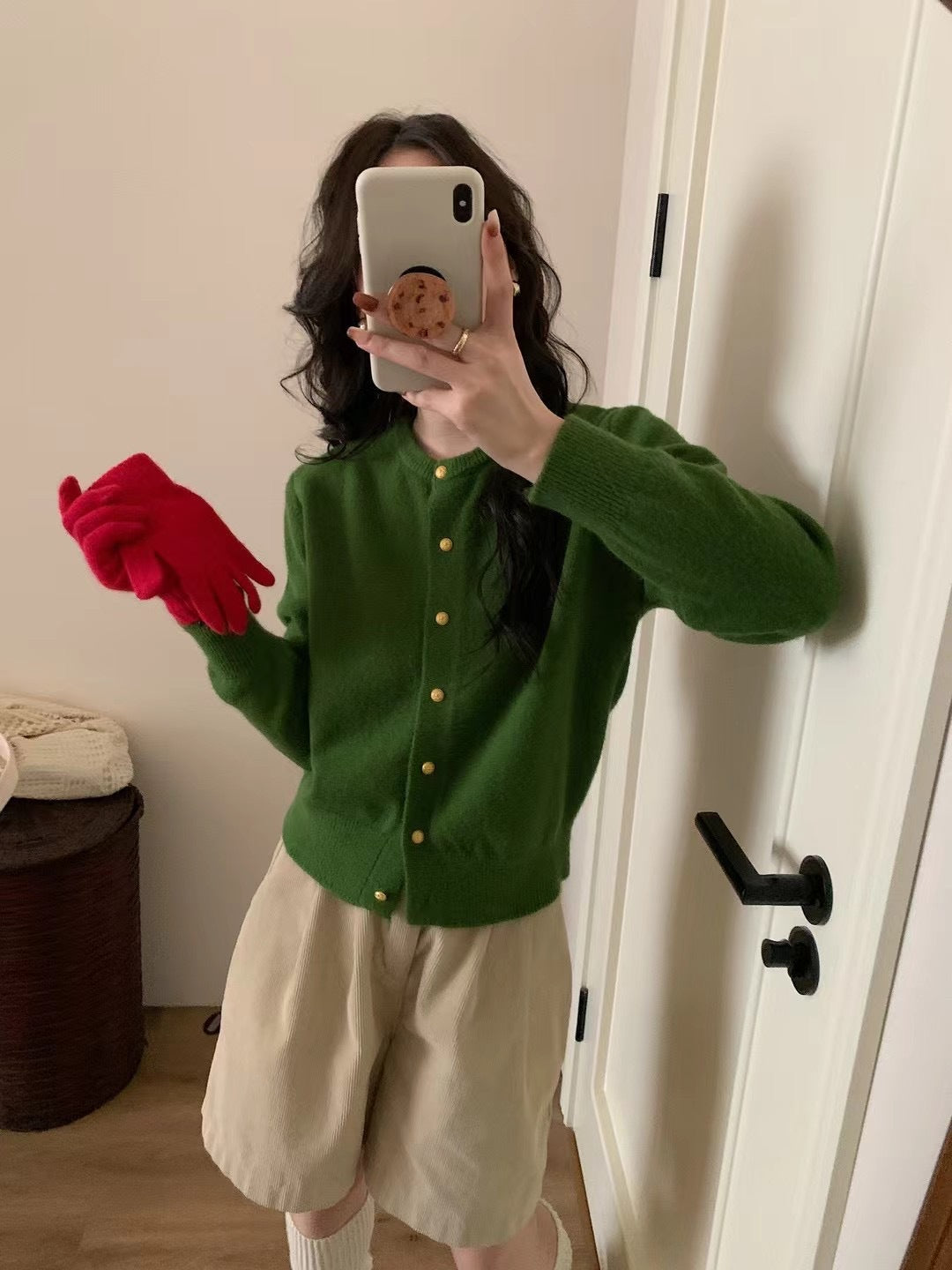 Kvinnors kappa med eleganta knapppdetaljer och mjukt material Mirla-Eva Jonsson