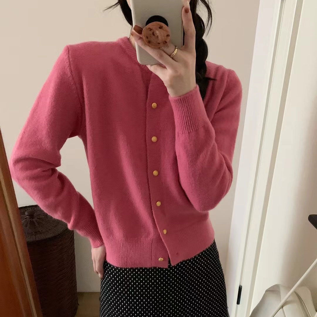 Kvinnors kappa med eleganta knapppdetaljer och mjukt material Mirla-Eva Jonsson