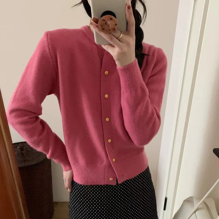 Kvinnors kappa med eleganta knapppdetaljer och mjukt material Mirla-Eva Jonsson