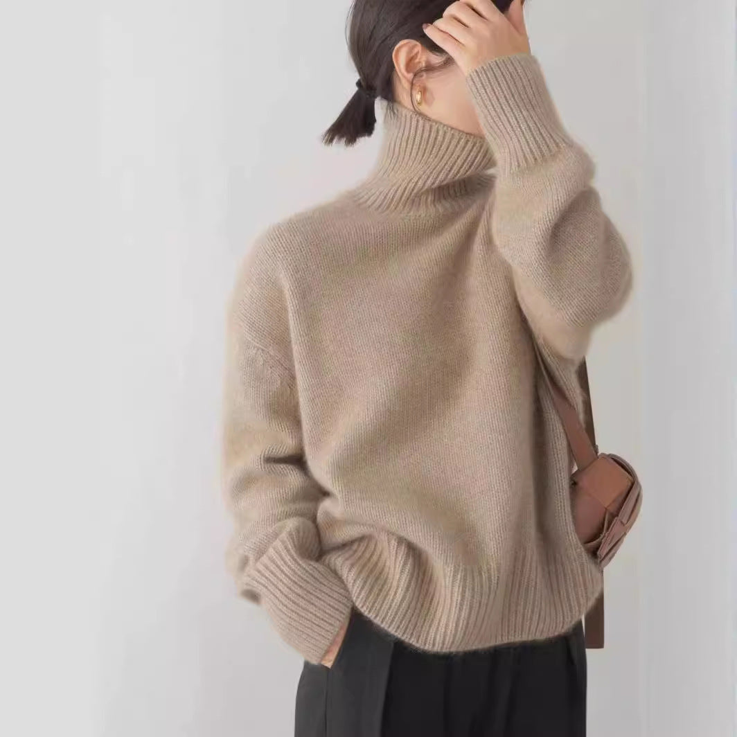 Kvinnors kashmir rullkrage tröja med en lös passform och elegant textur Mirla-Eva Jonsson