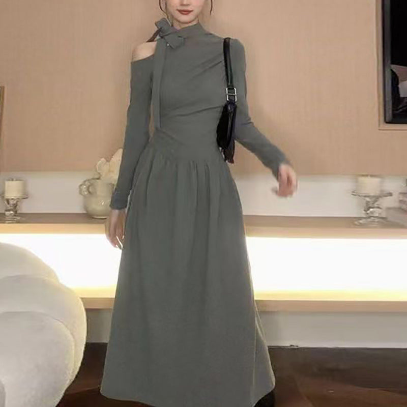 Kvinnors klänning med asymmetrisk ringning och elegant bågdesign-Eva Jonsson