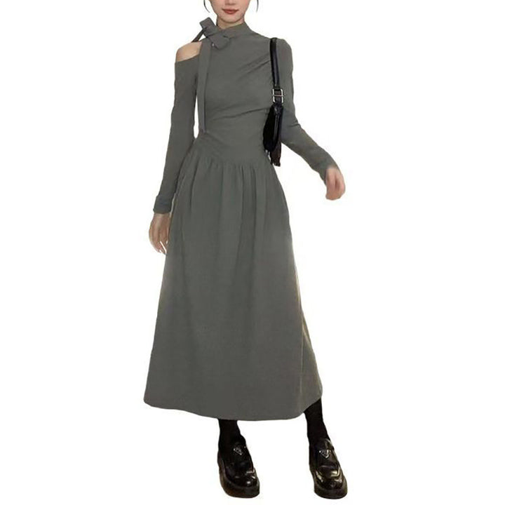 Kvinnors klänning med asymmetrisk ringning och elegant bågdesign-Eva Jonsson