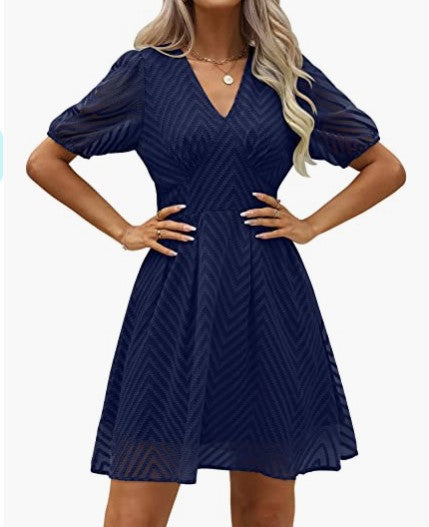 Kvinnors klänning med puffade ¾ ärmar och V-hals Mirla-Eva Jonsson