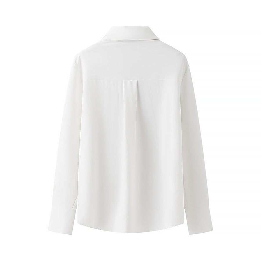 Kvinnors klassiska blus med dekorativa knutar och eleganta detaljer Mirla-Eva Jonsson