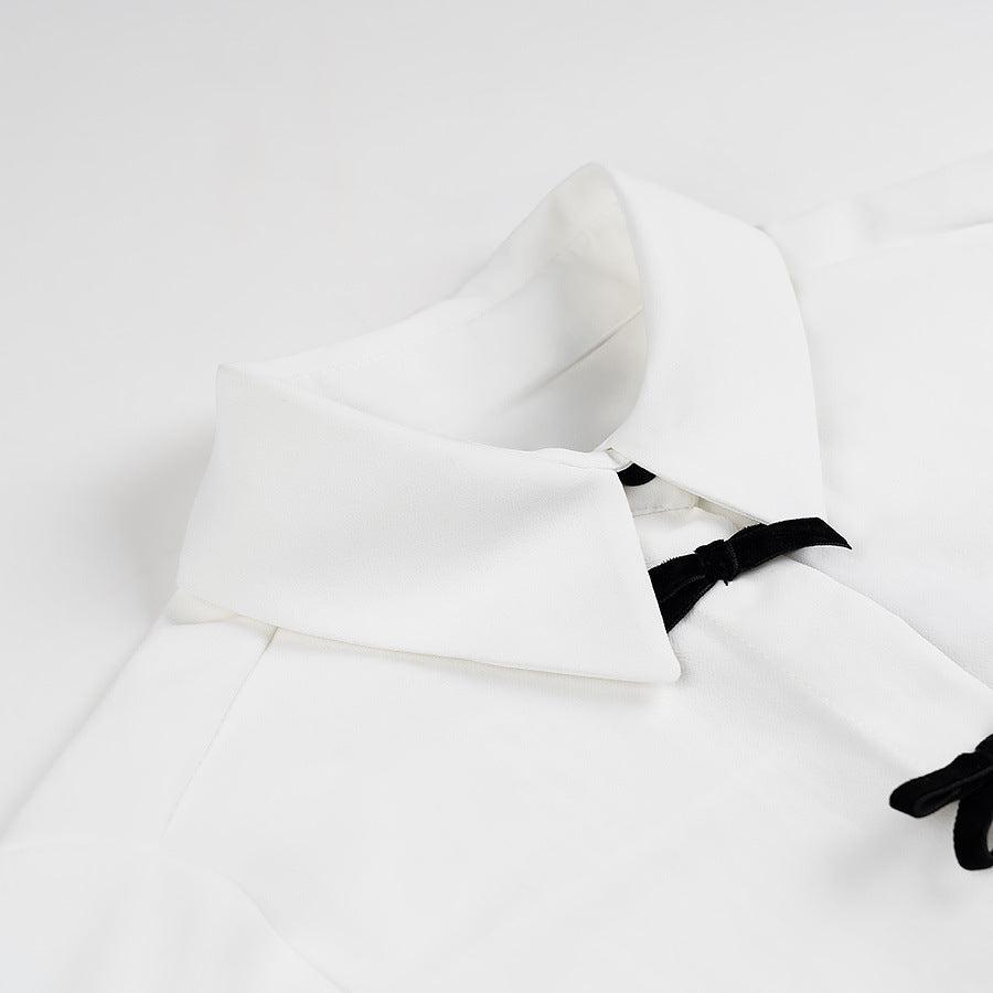 Kvinnors klassiska blus med dekorativa knutar och eleganta detaljer Mirla-Eva Jonsson