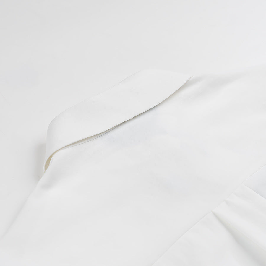 Kvinnors klassiska blus med dekorativa knutar och eleganta detaljer Mirla-Eva Jonsson