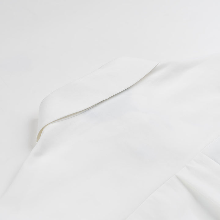 Kvinnors klassiska blus med dekorativa knutar och eleganta detaljer Mirla-Eva Jonsson