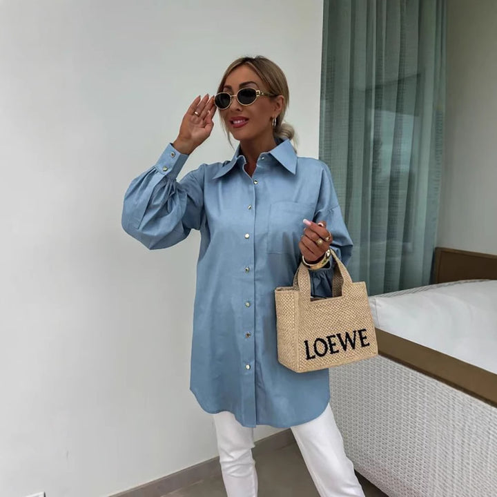 Kvinnors klassiska oversized blus med knappdetaljer och bröstficka Mirla-Eva Jonsson