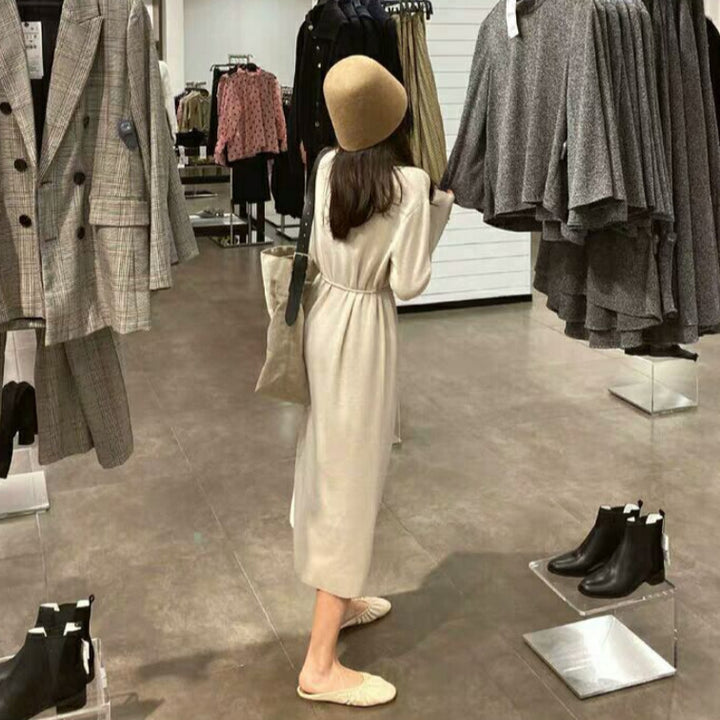 Kvinnors knälång stickad klänning med bälte och knappstängning Mirla-Eva Jonsson
