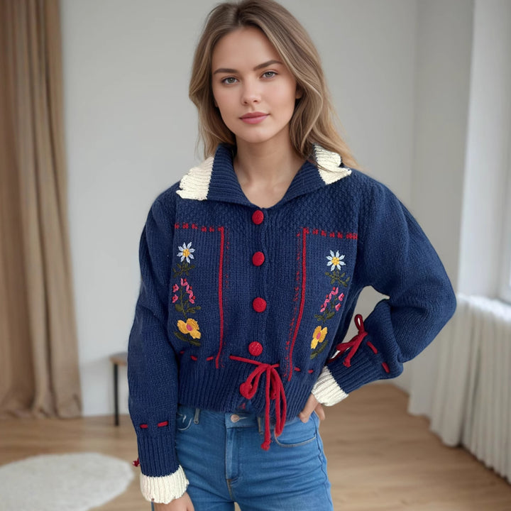 Kvinnors kofta med blommig brodyr och modern dragsko Mirla-Eva Jonsson
