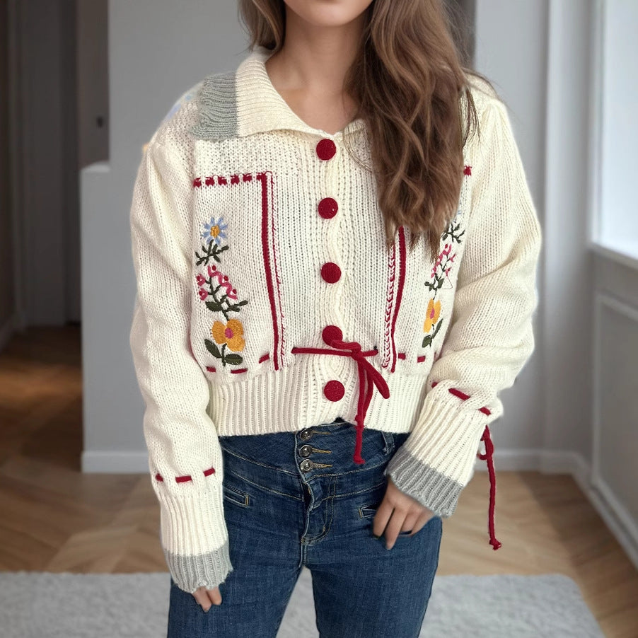 Kvinnors kofta med blommig brodyr och modern dragsko Mirla-Eva Jonsson