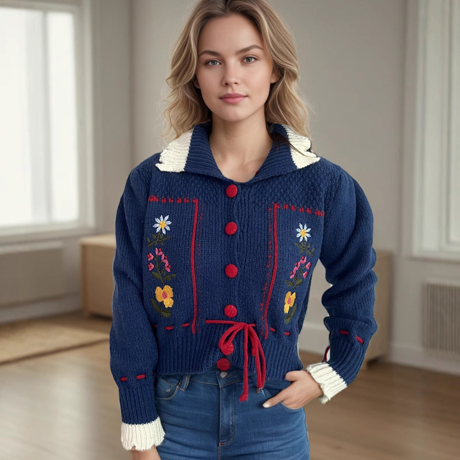 Kvinnors kofta med blommig brodyr och modern dragsko Mirla-Eva Jonsson