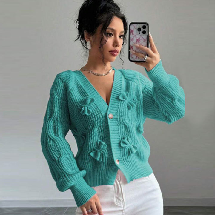 Kvinnors kofta med blommig reliefdesign och knappliga detaljer Mirla-Eva Jonsson