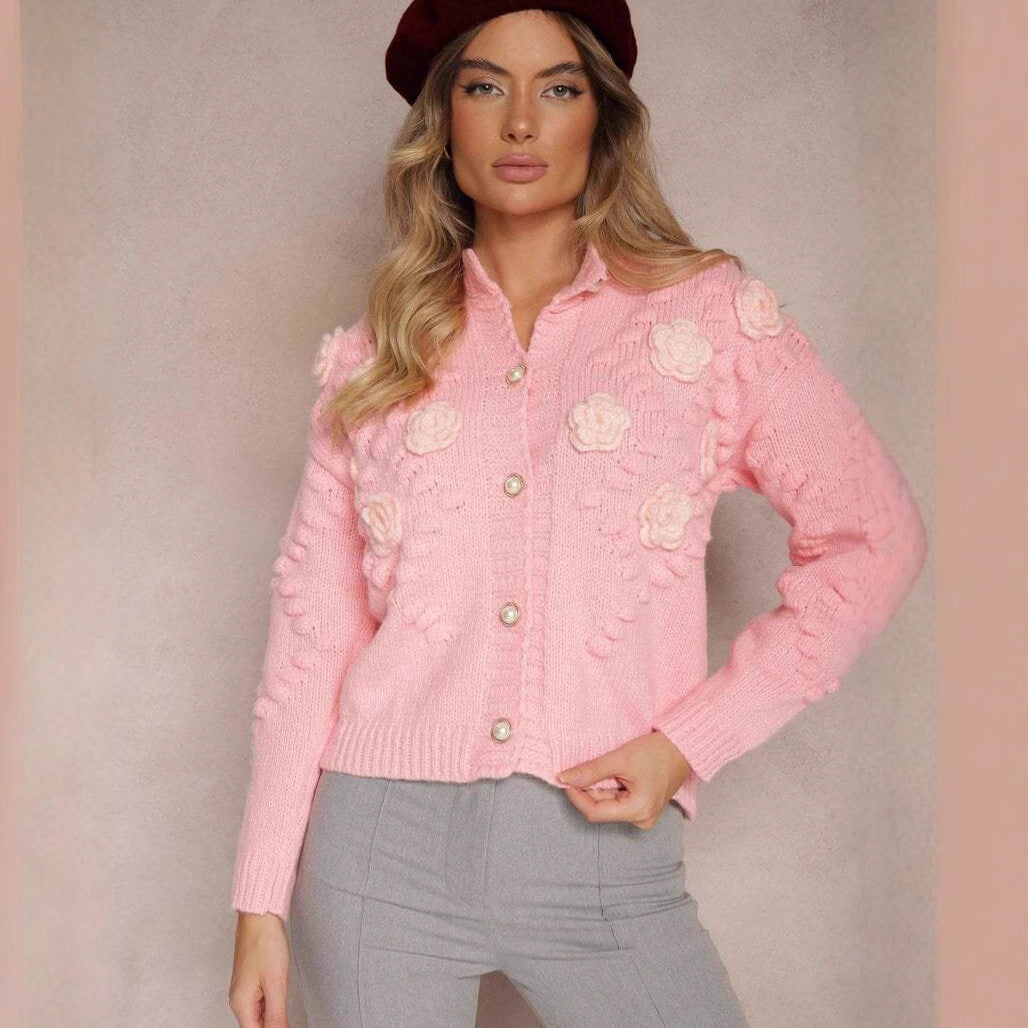 Kvinnors kofta med blommiga appliqué och trendig knappdesign Mirla-Eva Jonsson