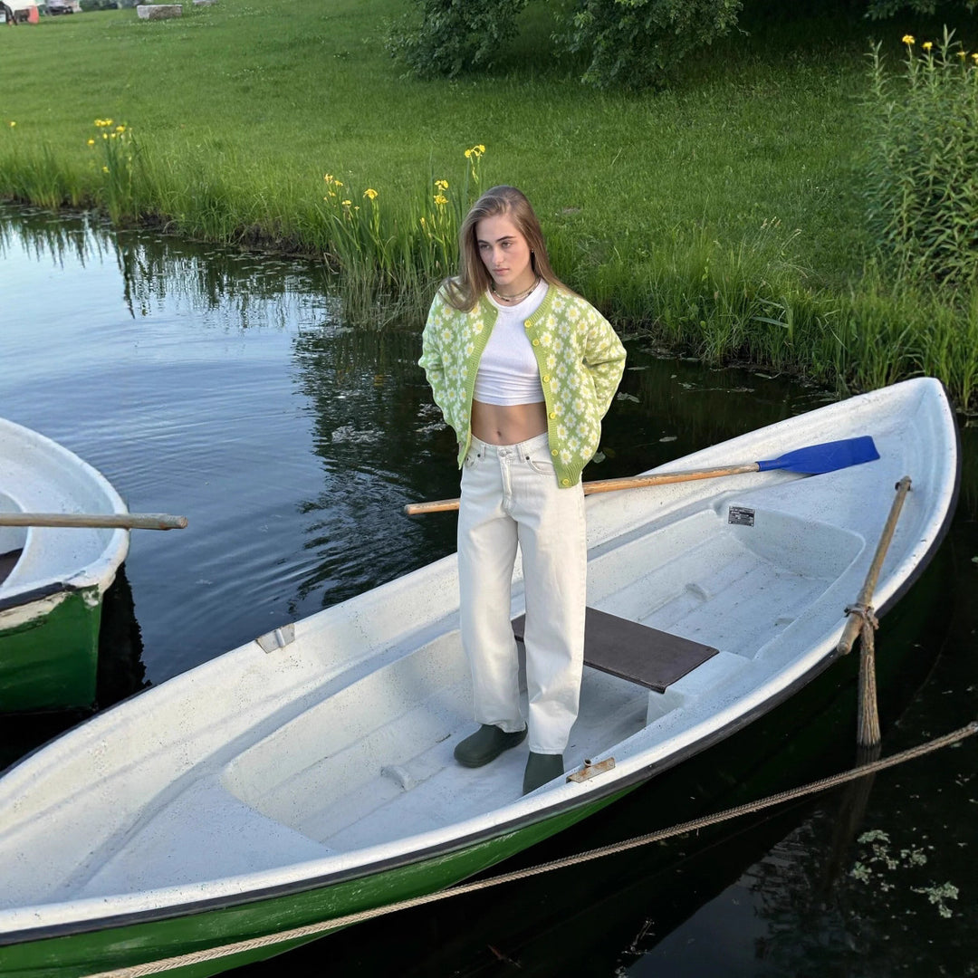 Kvinnors kofta med blommönster och färgglada knappar Mirla-Eva Jonsson