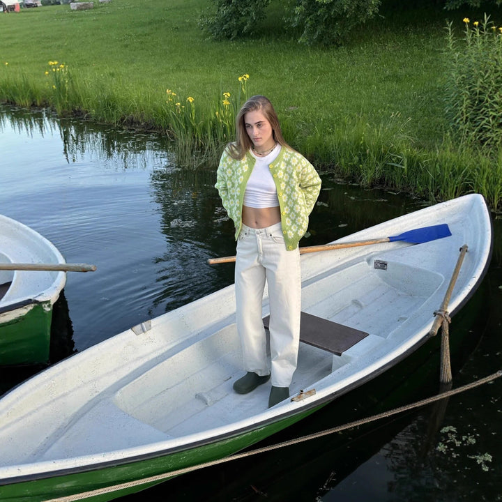 Kvinnors kofta med blommönster och färgglada knappar Mirla-Eva Jonsson