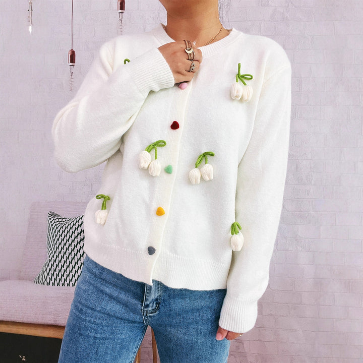 Kvinnors kofta med blommönster och färgglada knappdetaljer Mirla-Eva Jonsson