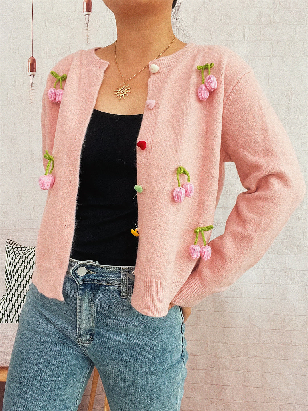 Kvinnors kofta med blommönster och färgglada knappdetaljer Mirla-Eva Jonsson