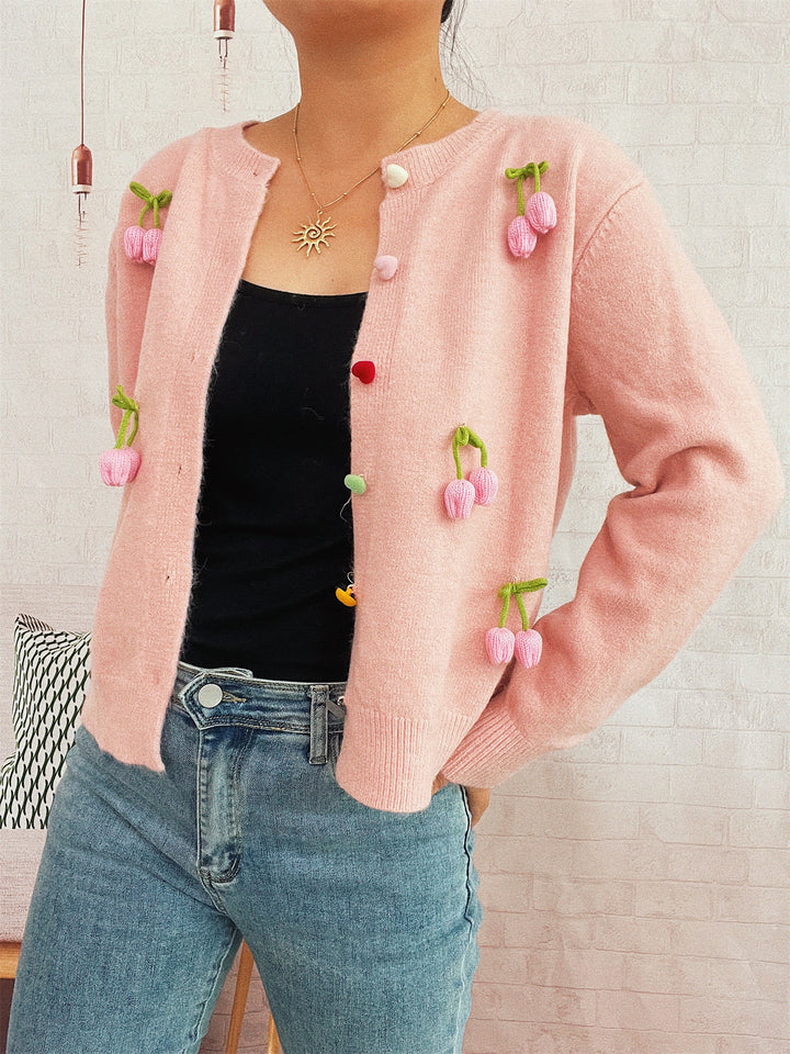Kvinnors kofta med blommönster och färgglada knappdetaljer Mirla-Eva Jonsson