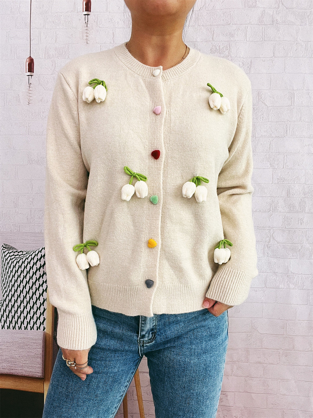 Kvinnors kofta med blommönster och färgglada knappdetaljer Mirla-Eva Jonsson