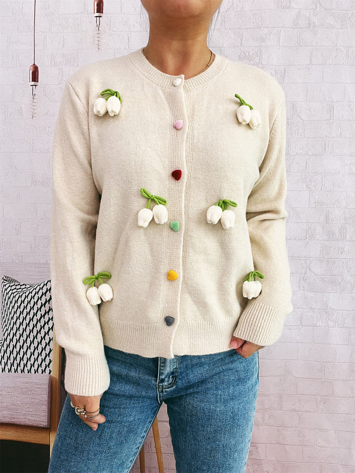 Kvinnors kofta med blommönster och färgglada knappdetaljer Mirla-Eva Jonsson