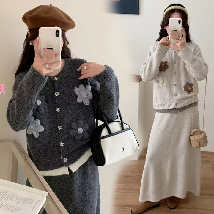 Kvinnors kofta med blommor applikerade och knäppning Mirla-Eva Jonsson