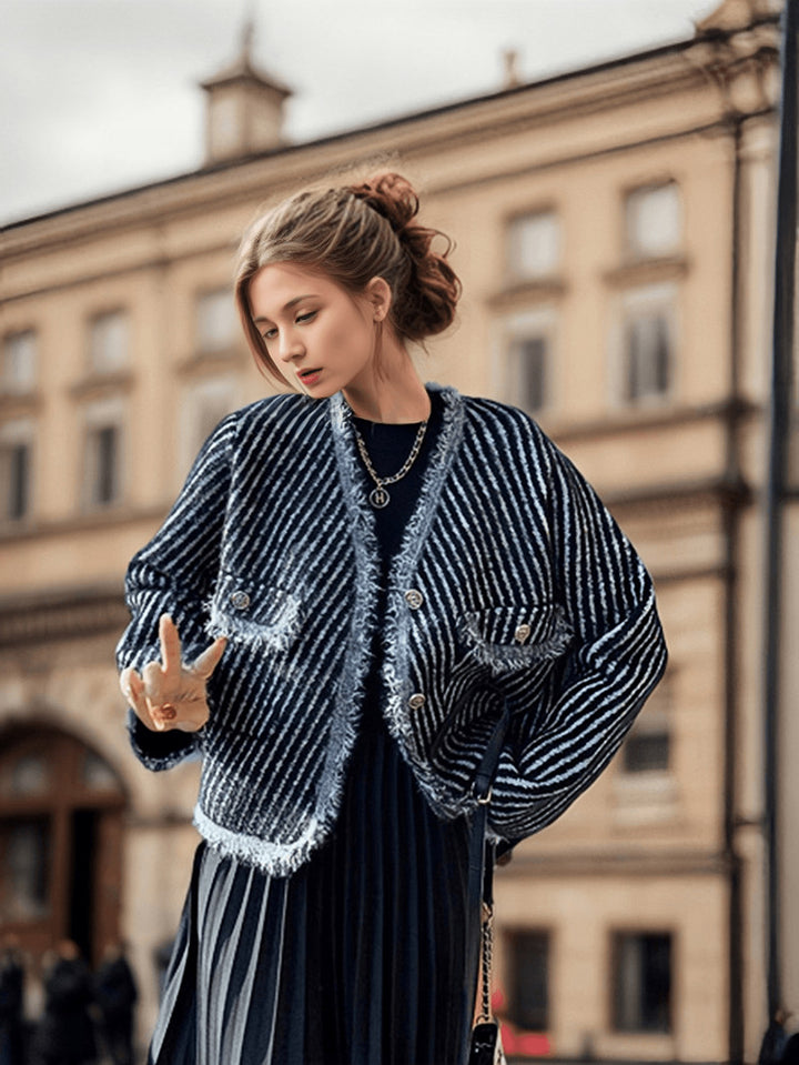 Kvinnors kofta med dekorativa knappdetaljer och fransdesign Mirla-Eva Jonsson