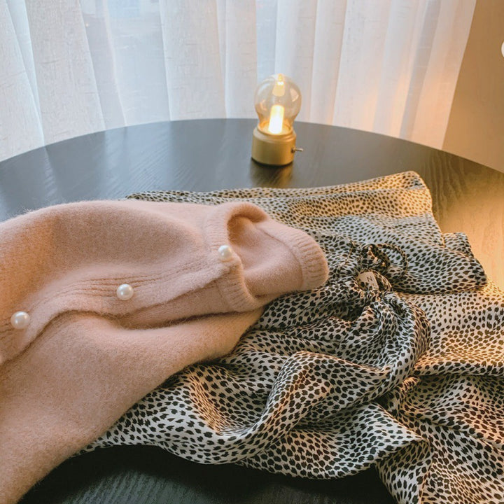 Kvinnors kofta med eleganta pärlknappar och modern design Mirla-Eva Jonsson