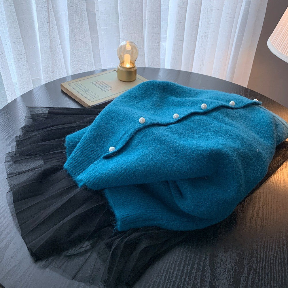 Kvinnors kofta med eleganta pärlknappar och modern design Mirla-Eva Jonsson