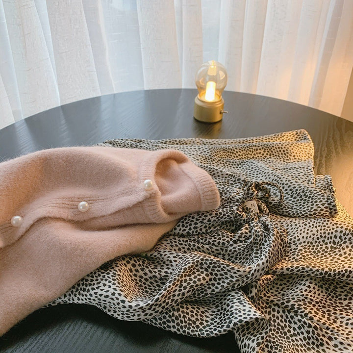 Kvinnors kofta med eleganta pärlknappar och modern design Mirla-Eva Jonsson