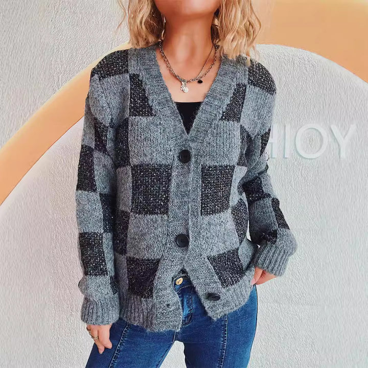 Kvinnors kofta med geometriskt rutmönster och mjuka material Mirla-Eva Jonsson