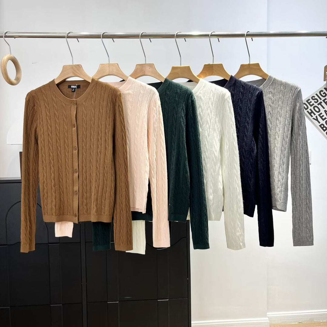 Kvinnors kofta med kabeldesign och knappslå Mirla-Eva Jonsson