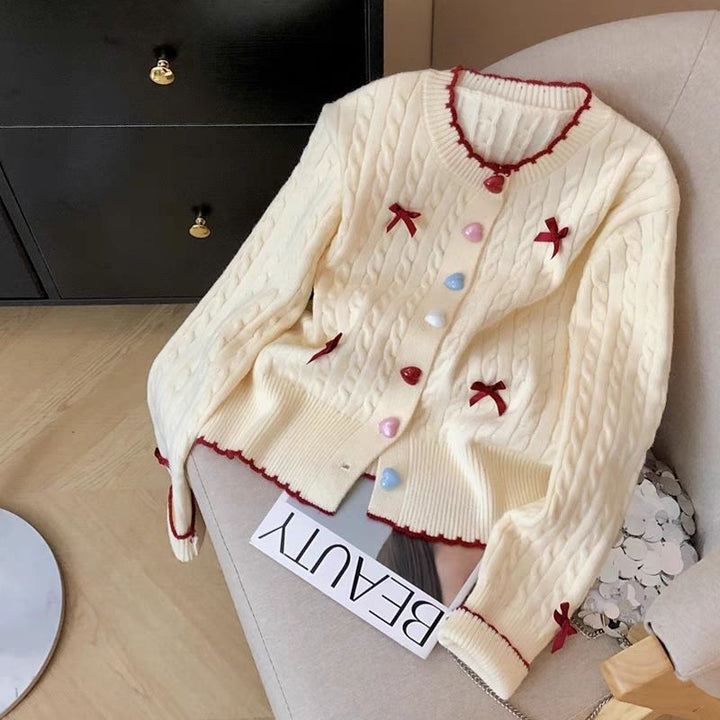 Kvinnors kofta med kabelmönster och lekfulla dekorationer Mirla-Eva Jonsson