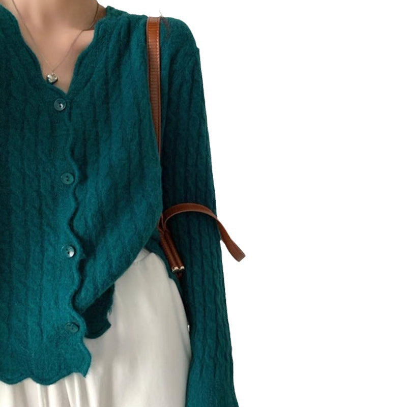 Kvinnors kofta med texturerad kabelmönster och eleganta knappdetaljer Mirla-Eva Jonsson