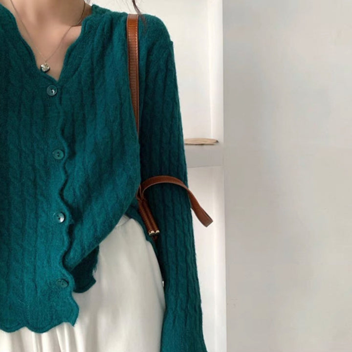 Kvinnors kofta med texturerad kabelmönster och eleganta knappdetaljer Mirla-Eva Jonsson