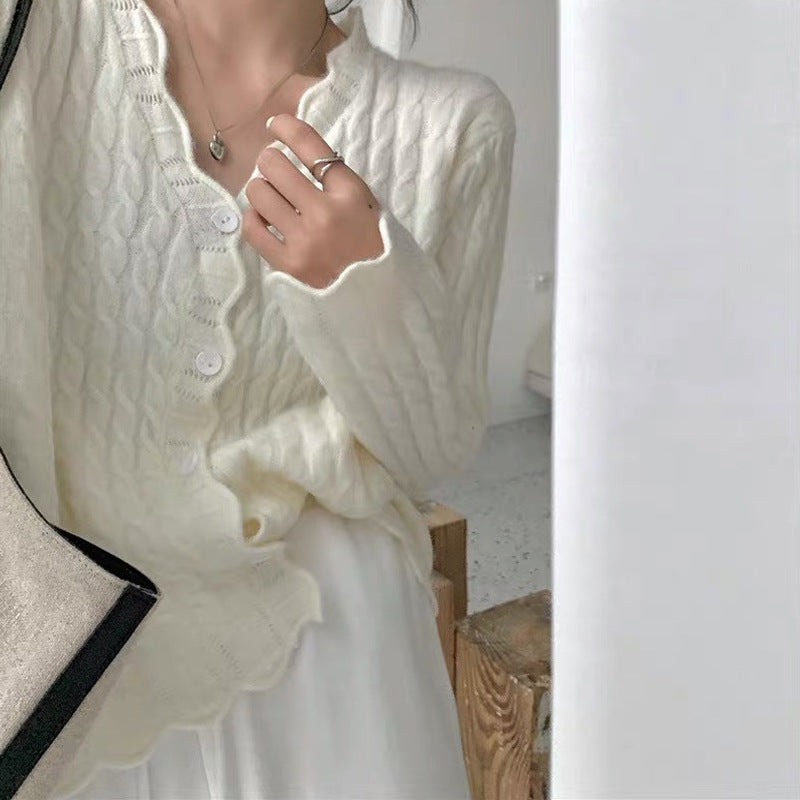 Kvinnors kofta med texturerad kabelmönster och eleganta knappdetaljer Mirla-Eva Jonsson