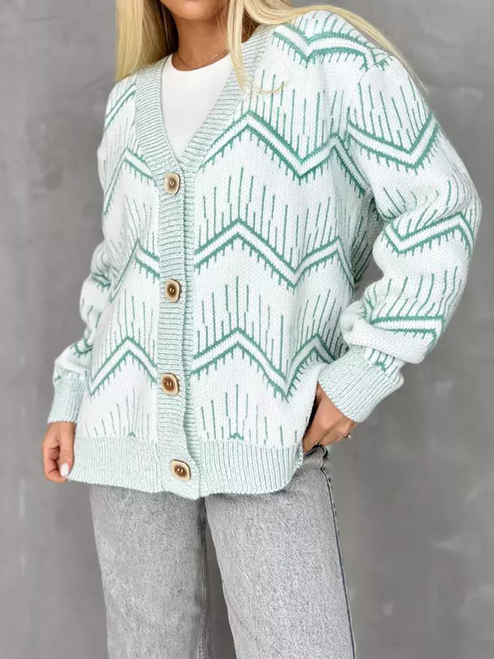 Kvinnors kofta med zigzag-mönster och knappdetaljer Mirla-Eva Jonsson
